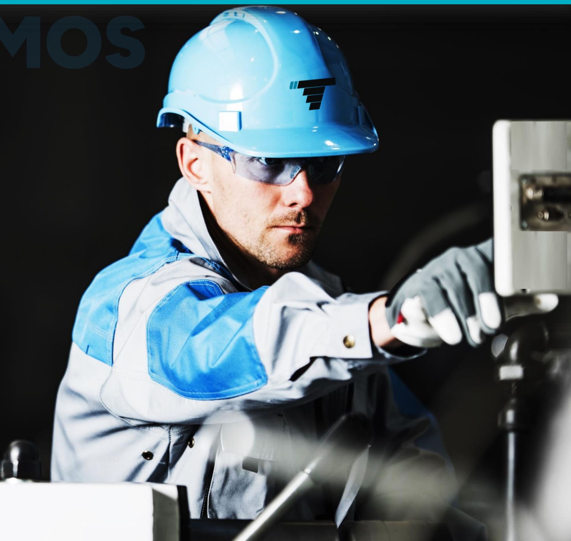 Operador da Tasca Industrial ajustando uma máquina